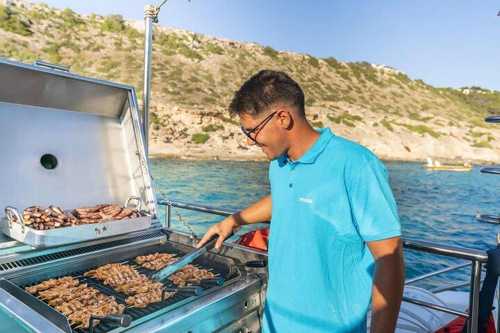 Katamaran med grill i Palma-bugten