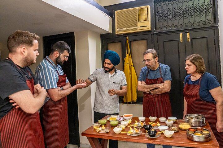 Cooking Class a Delhi Casa & Famiglia locale – Impara un pasto di 6 portate
