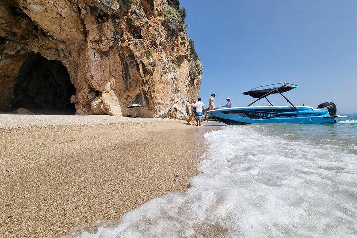 Dhermi: Privat båd tur til pirat grotter, duer grotte og mere