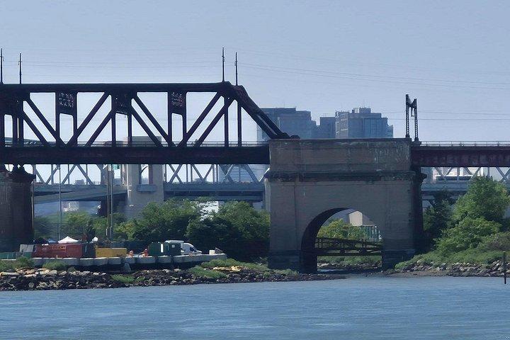 East River Secrets: NYC's Infrastructure by Ferry - Privat