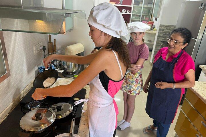 Cours de cuisine du Kerala avec Charmant Freeda dans sa maison de Kochi