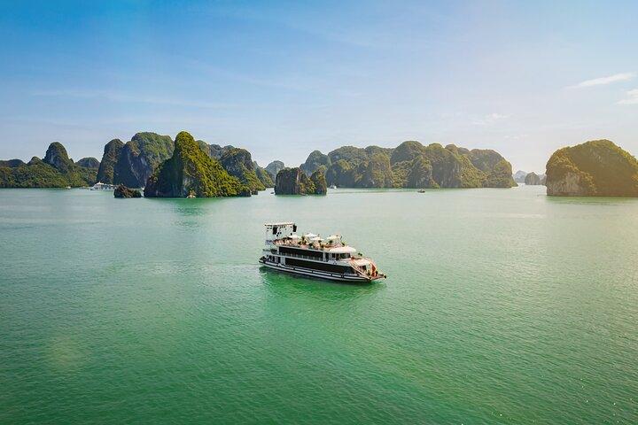 Crucero Premium por Halong desde Hanói con limusina, música y almuerzo