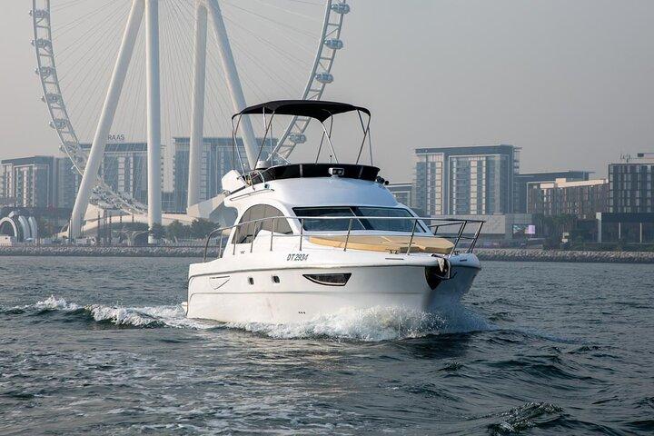 ドバイプライベートヨットクルーズボートツアー（オプショナルBBQ付）
