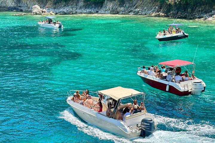 Visite en bateau des plages et grottes cachées de la côte ionienne de Sarande