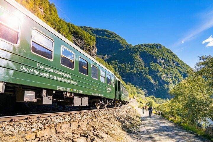 ベルゲン：伝説のフロム鉄道＆ユネスコフィヨルドクルーズ