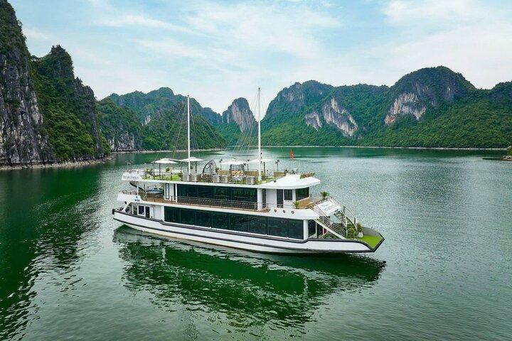 Dagtour Halong Bay met Titop Island, grot, kajak en lunch