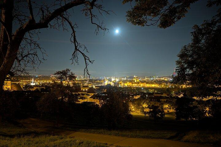 Praag bij nacht Een schilderachtige wandeling van Petrin Hill naar de oude binnenstad