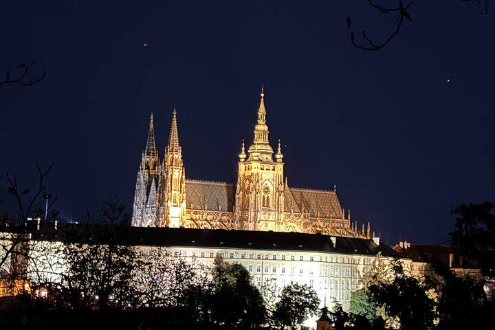 夜のプラハ ペトリンの丘から旧市街への風光明媚な散歩