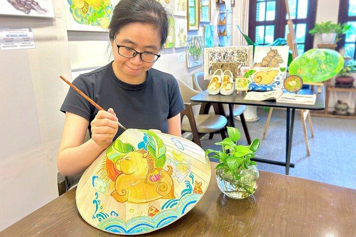 Pintar e personalizar um non-la vietnamita com arte folclórica tradicional