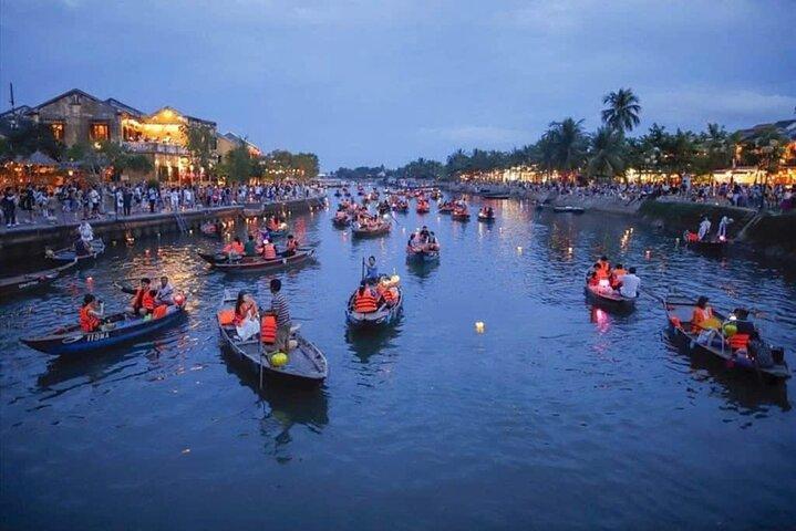 ホイアン:夜と水上ランタンによるホアイ川ボート旅行