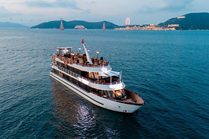 Croisière panoramique d'une journée à Nha Trang avec plongée, kayak et déjeuner