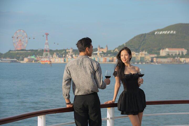 Crucero de lujo al atardecer por Nha Trang con cóctel, cena y música en vivo