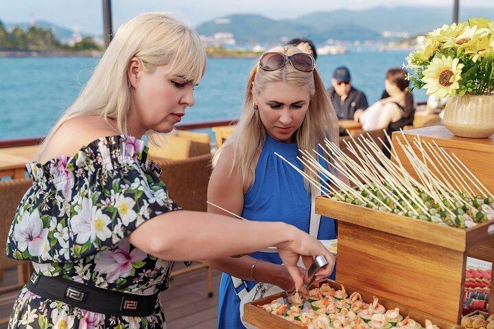Crucero de lujo al atardecer por Nha Trang con cóctel, cena y música en vivo
