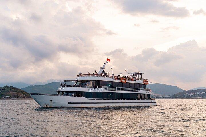 Crucero de lujo al atardecer por Nha Trang con cóctel, cena y música en vivo