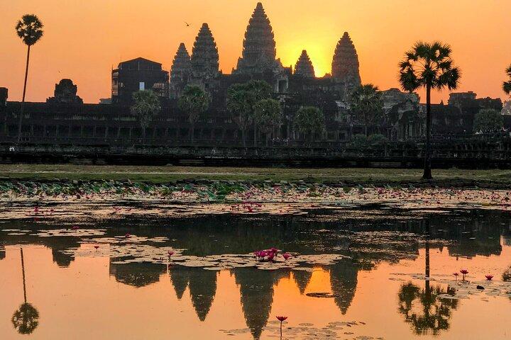 Angkor Wat Sunrise Private Tour by Vintage Jeep