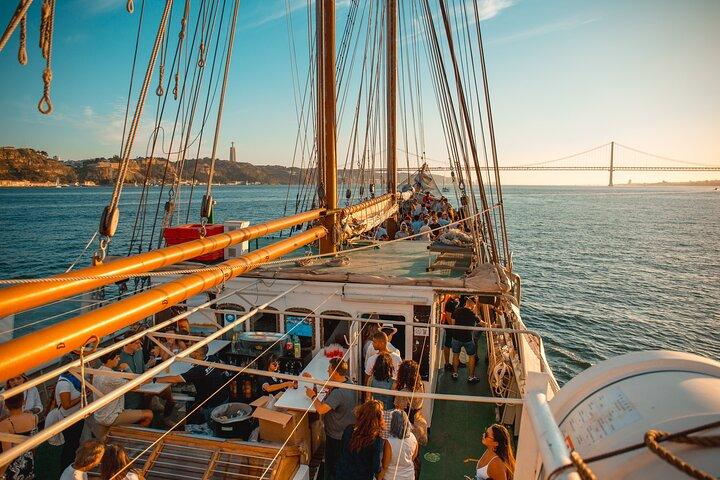 Lisbon Boat Party met muziek, drankjes en een prachtig uitzicht.
