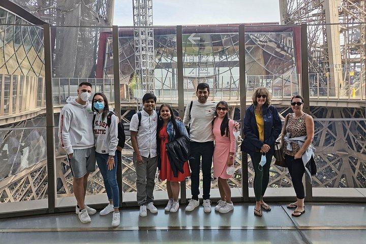 Paris: Eiffel Tower Guided Tour to Summit