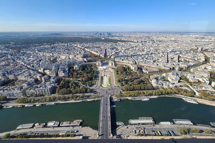 Paris: Eiffel Tower Guided Tour to Summit