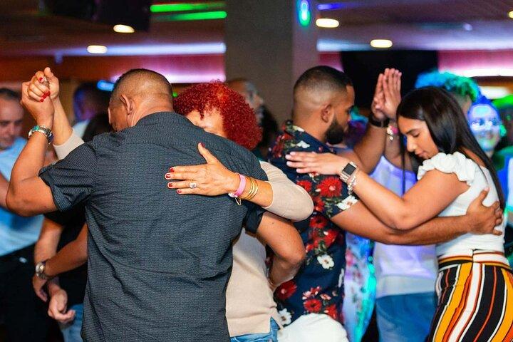 Las Vegas Latin Nightclub Crawl com ônibus de festa e bebidas