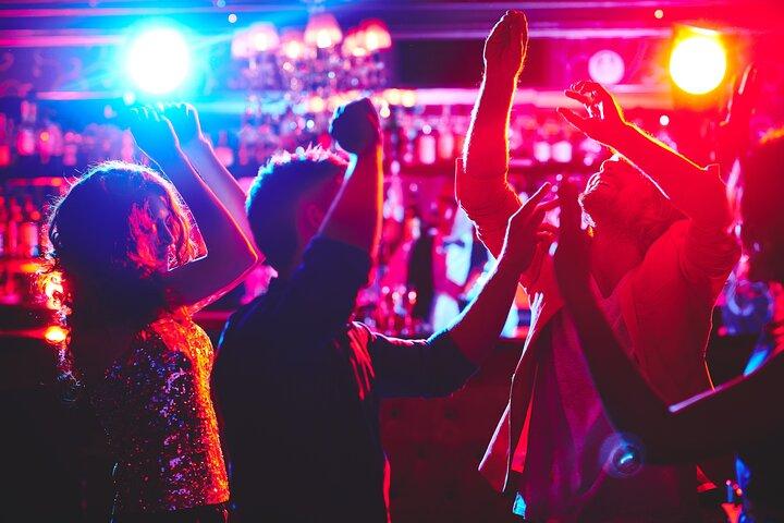 パーティーバスと飲み物でラスベガスラテンナイトクラブ巡り