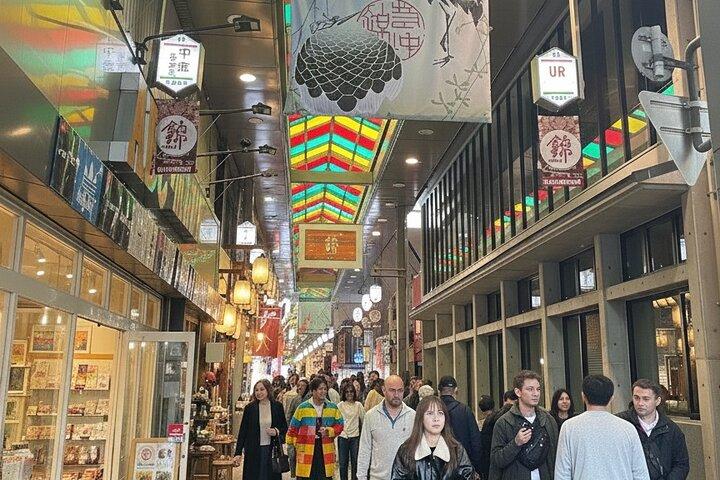 Visita un sitio que te guste, el mercado de Nishiki, Fushimi Inari, etc.