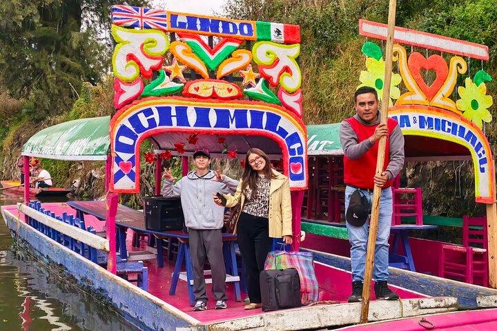 Kanalen van Mexico-Stad per boot met live commentaar bij maaltijden