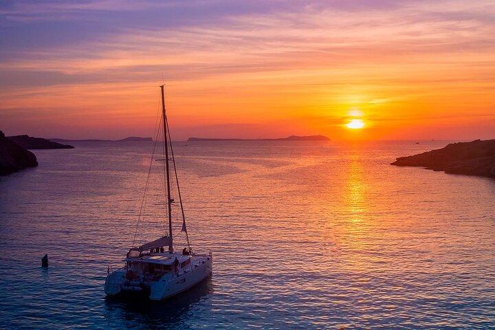 Crucero de lujo al atardecer en Santorini: cena, barbacoa, barra libre, traslados