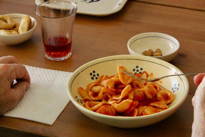 Les van Orecchiette met aperitief en wijn in Polignano a Mare