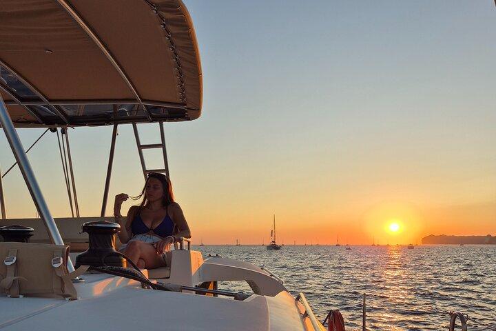 Lyxig Santorini Sunset Cruise: Middag, BBQ, Open Bar, Transfers