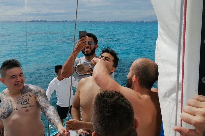 Isla Mujeres Catamaran Experience de Cancún! Bebidas ilimitadas