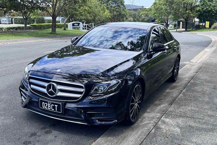 ゴールドコースト空港をゴールドコーストのホテルに豪華車両で送迎