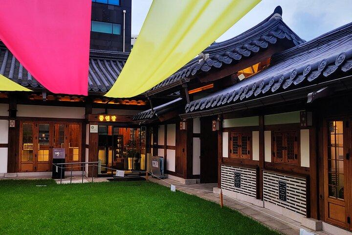 ウネスコ遺産の昌徳宮と食品市場