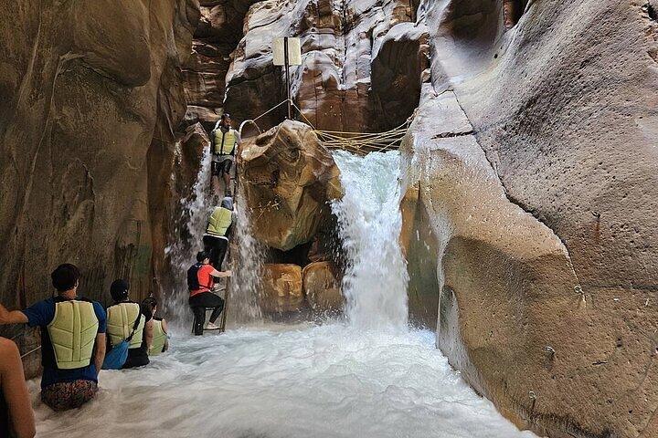 Wadi Mujib Siq Trail Excursão de um dia de Amã para Water Canyon Hike
