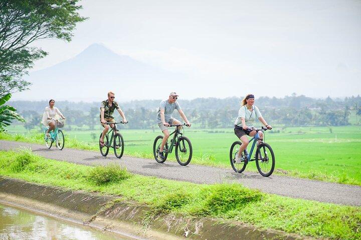 Ciclismo en Menoreh Village