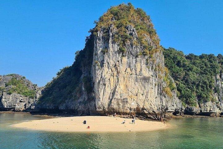 Exklusive private Kanutour Halong und Lan Ha Bay in 4 Stunden