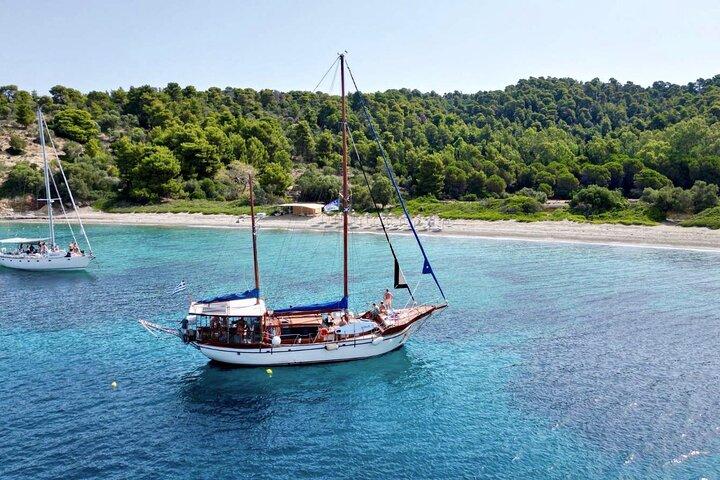 Crucero de un día por la isla de Skiathos en un velero tradicional de madera
