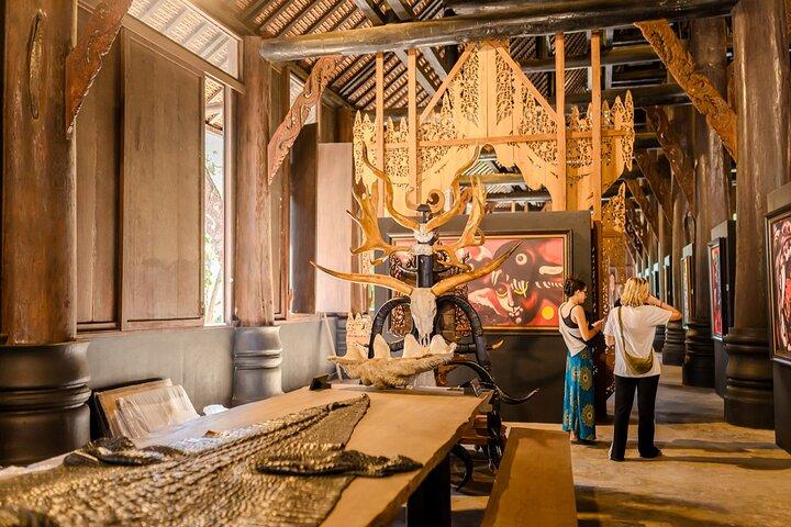 チェンマイ:チェンライ寺院ツアー(ランチと温泉付き)