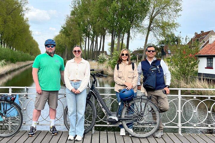 Excursão de meio dia guiada de bicicleta elétrica de Bruges até a fronteira Holandês