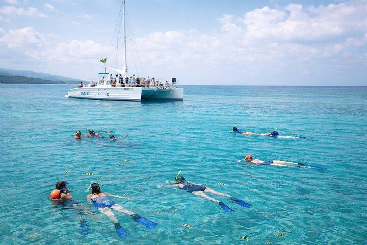 Ocho Rios Catamaran: Dunn's River Falls, snorkelen & open bar