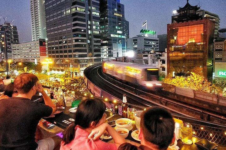 Bangkok LGBTQ Nightlife Tour com Drag e Karaoke