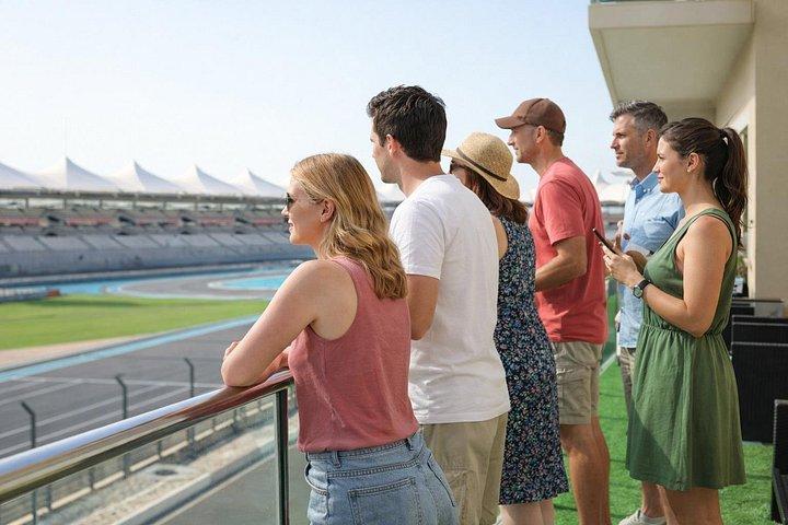 ドバイからのフェラーリワールドチケットを含むアブダビ市内ツアー