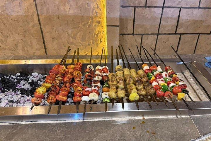 ドバイイブニングデザートサファリプレミアムキャンプBBQキャメルファルコン5ショー
