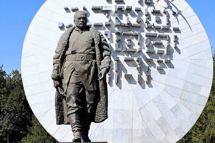 ビシュケクの隠れた宝石ランドマークと文化散策ツアー