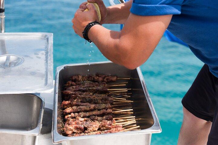 Viagem de barco Corfu, natação e churrasco
