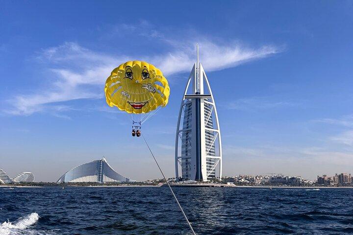Parasailing Abenteuer mit atemberaubendem Blick auf Dubai
