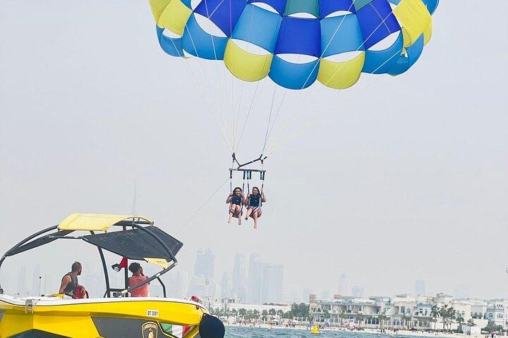 Parasailing Abenteuer mit atemberaubendem Blick auf Dubai