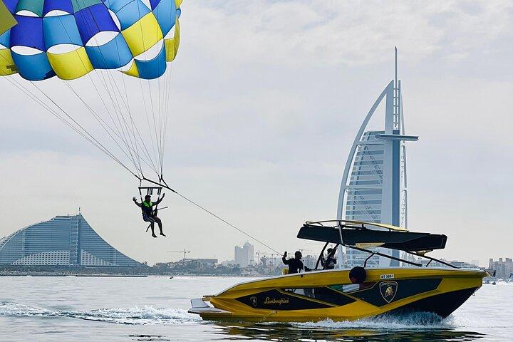 Parasailing Abenteuer mit atemberaubendem Blick auf Dubai