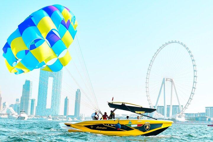 Parasailing Abenteuer mit atemberaubendem Blick auf Dubai