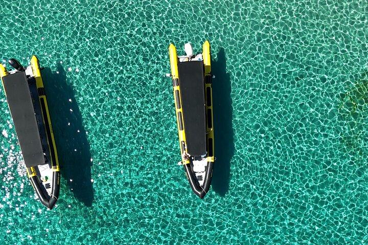 青の洞窟＆フバール、5島スピードボートツアー、日陰の豪華な座席