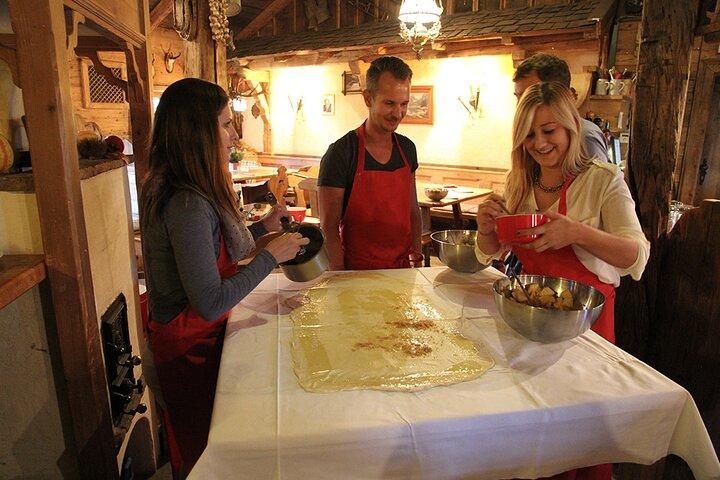 Apple Strudel & Salzburg Prezel Experiência em Culinária e Almoço